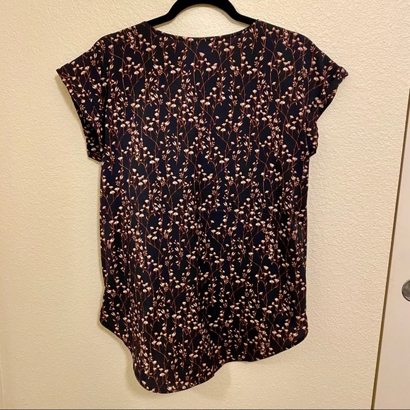 CLOSET CLEAROUT! Express Blouse - Picture 2 of 3
